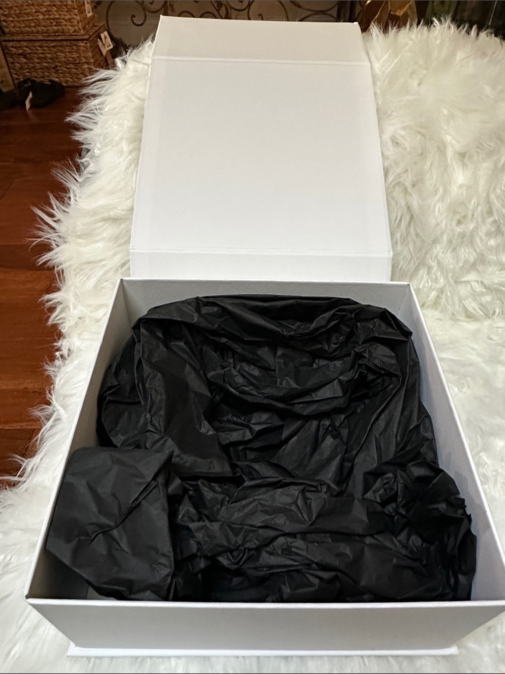 Creed White Gift Box - Picture 2 of 10